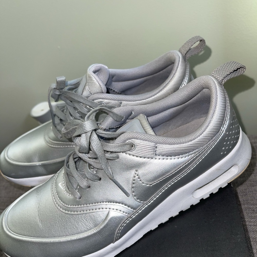 Sliver Nike Thea